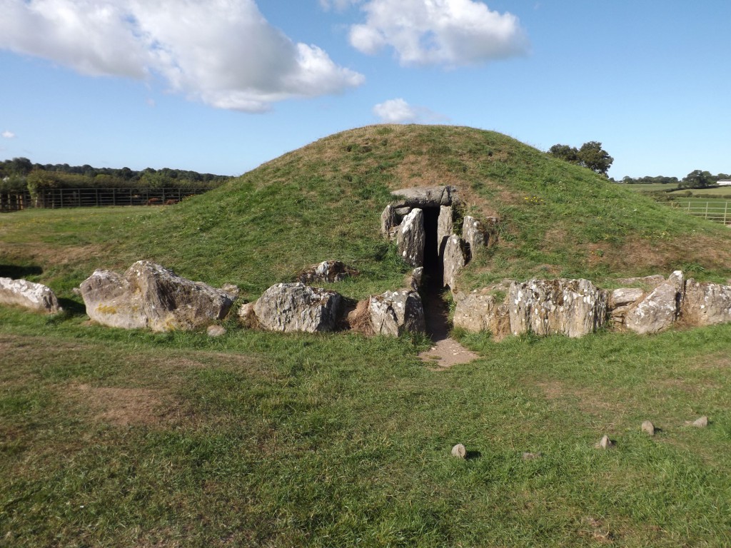 Bryn Celli Du - entrance