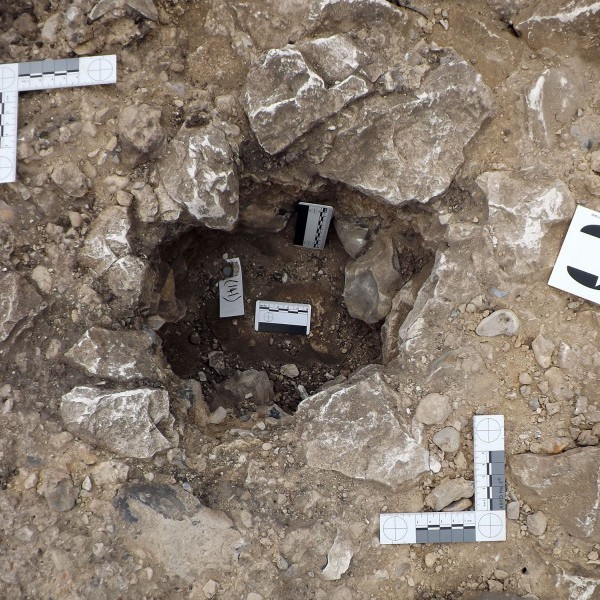 aex2-excavating-and-recording.jpg